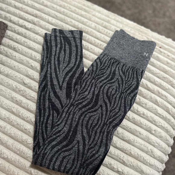 NVGTN Charcoal and Black Wave Leggings - Picture 2 of 2